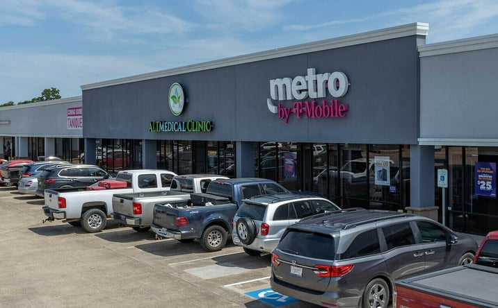 Pictures of Retail property located at 10737 Gulf Freeway, Houston, TX 77034 for lease - image #1