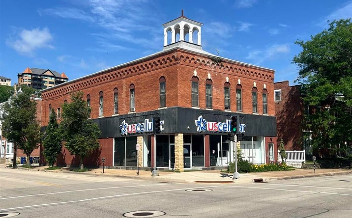 Pictures of Office, Retail property located at 401 Locust Street, Dubuque, IA 52001 for lease - image #1
