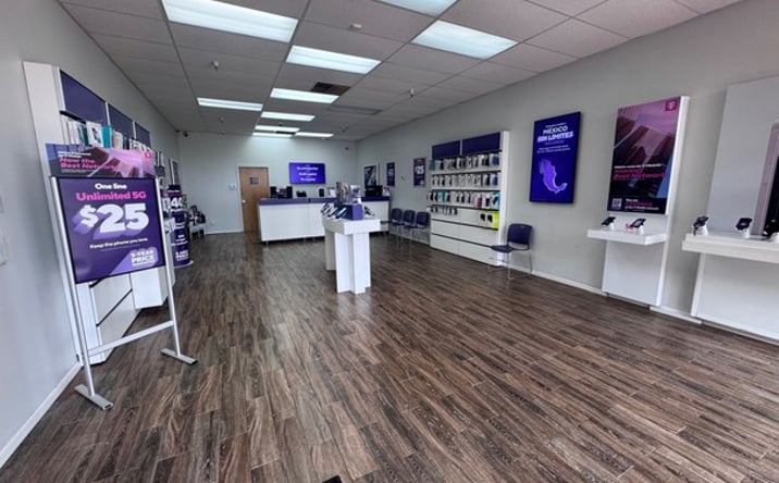 Pictures of Retail property located at 3005-3067 Coon Rapids Blvd NW, Coon Rapids, MN 55433 for lease - image #1