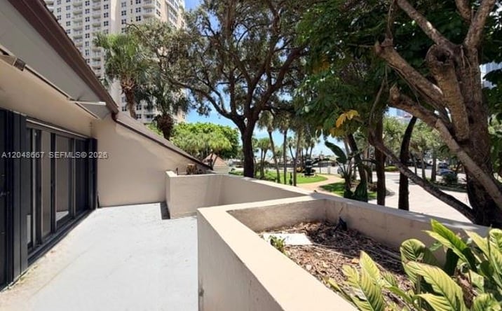 Pictures of Office property located at 520 Brickell Key Dr # O208, Miami, FL 33131 for lease - image #1