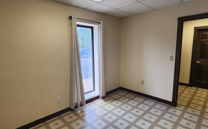 Pictures of Office property located at 815 John St, Evansville, IN 47713 for lease - image #1
