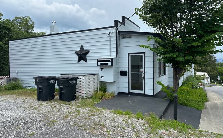 Pictures of Retail property located at 801 BEDFORD RD, VINTON, VA 24179-4709 for lease - image #1