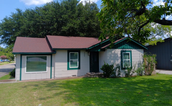 Pictures of Retail, Office property located at 2925 North Travis Street, Sherman, TX 75092 for lease - image #1