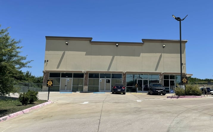 Pictures of Retail property located at 2531 W LEDBETTER DR, DALLAS, TX 75233 for lease - image #1