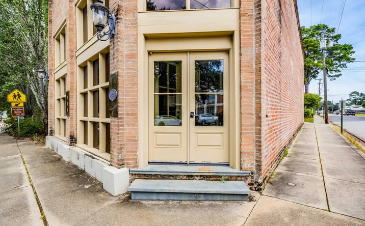 Pictures of Office property located at 300 E Bridge St, Breaux Bridge, LA 70517 for lease - image #1