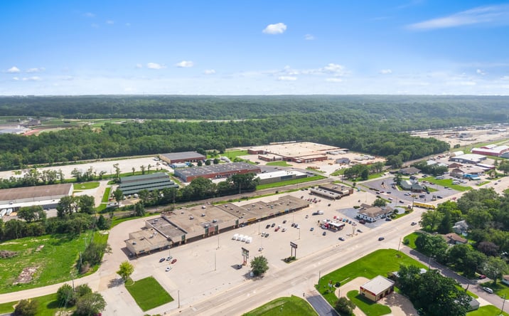 Pictures of Retail property located at 2516 E WASHINGTON ST, EAST PEORIA, IL 61611 for lease - image #1