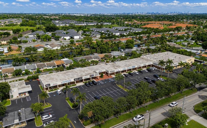 Pictures of Retail property located at 17601 NW 78th Ave, Hialeah, FL 33015 for lease - image #1