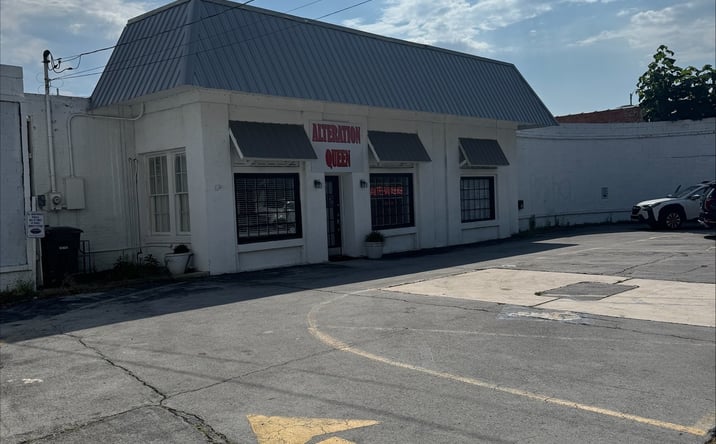 Pictures of Retail, Office, Special Purpose property located at 23 CHEROKEE BLVD, CHATTANOOGA, TN 37405-3804 for lease - image #1