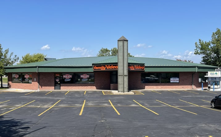 Pictures of Retail property located at 2402 E 53rd St, Davenport, IA 52807 for lease - image #1