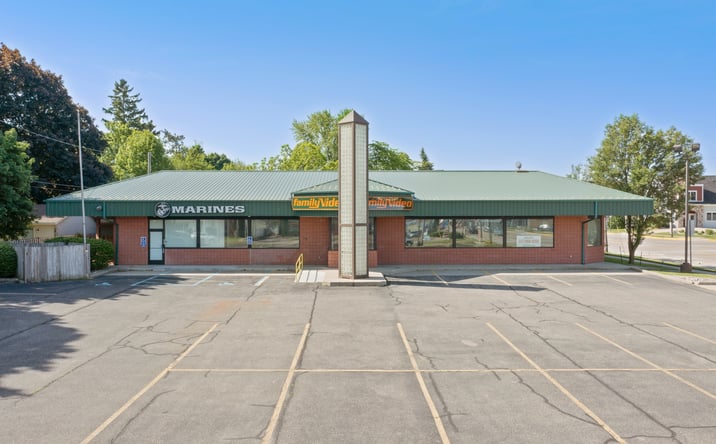 Pictures of Retail property located at 359 Broadway St, South Haven, MI 49090 for lease - image #1