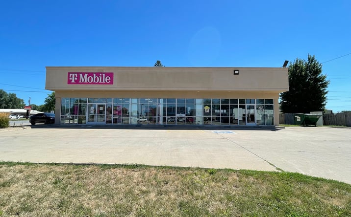 Pictures of Retail property located at 812 A Ave W, Oskaloosa, IA 52577 for lease - image #1
