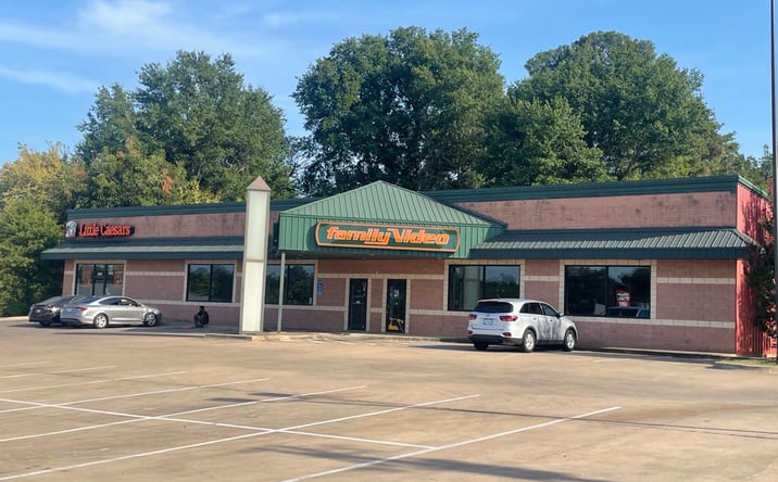 Pictures of Retail property located at 2010 Lamar Ave, Paris, TX 75460 for lease - image #1
