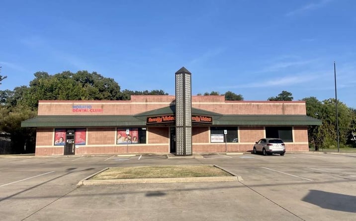 Pictures of Retail property located at 1400 N Center St, Bonham, TX 75418 for lease - image #1
