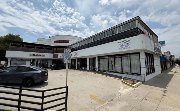 Pictures of Retail property located at 18000 Ventura Blvd, Encino, CA 91316 for lease - image #1