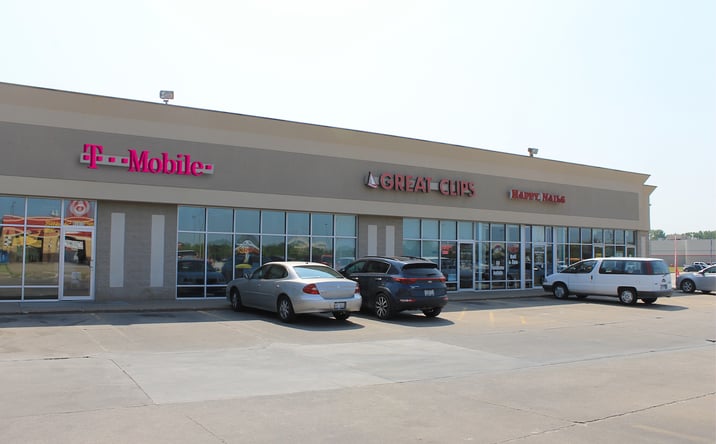 Pictures of Retail property located at 913 41st Ave Dr, Moline, IL 61265 for lease - image #1