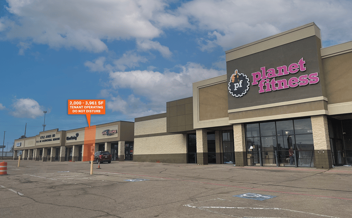 Pictures of Retail property located at 4045 Lamar Ave, Paris, TX 75462 for lease - image #1