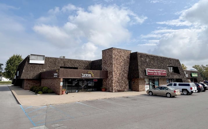 Pictures of Retail, Office property located at 3015 Navarre Ave, Oregon, OH 43616 for lease - image #1