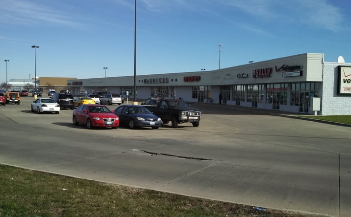 Pictures of Restaurant property located at 2106 Woodfall Dr, Charleston, IL 61920 for lease - image #1