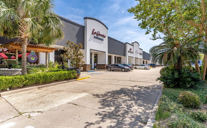 Pictures of Retail property located at 1200 W Causeway Approach, Mandeville, LA 70471 for lease - image #1