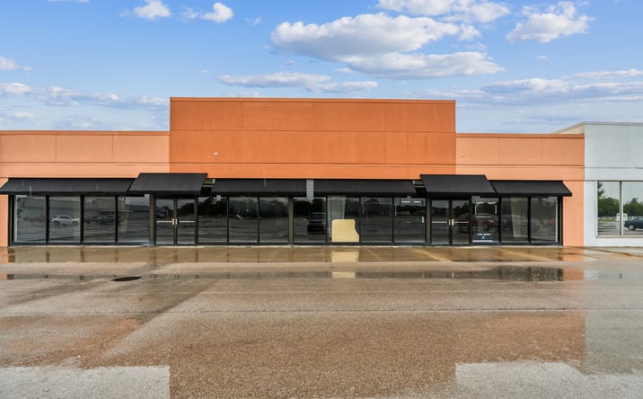 Pictures of Retail, Office, Restaurant property located at W Reynolds St, Pontiac, IL 61764 for lease - image #1