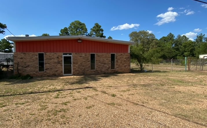 Pictures of Industrial property located at 305 W Woodlawn St, Kilgore, TX 75662 for lease - image #1