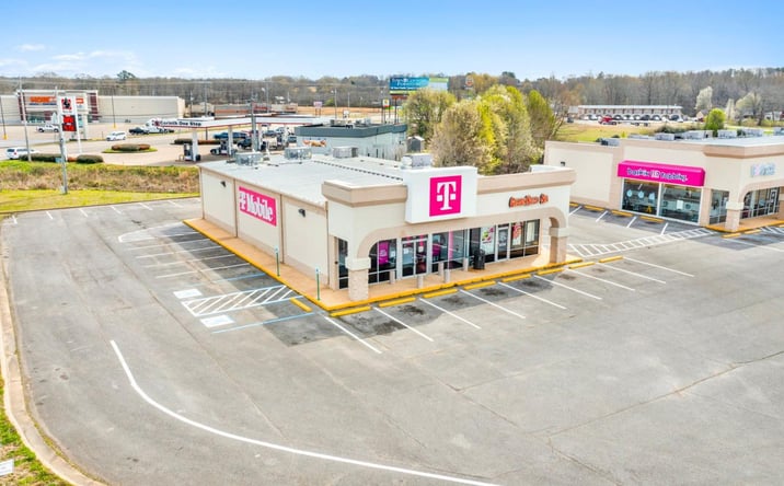 Pictures of Retail property located at 2113 S Harper Rd, Corinth, MS 38834 for lease - image #1
