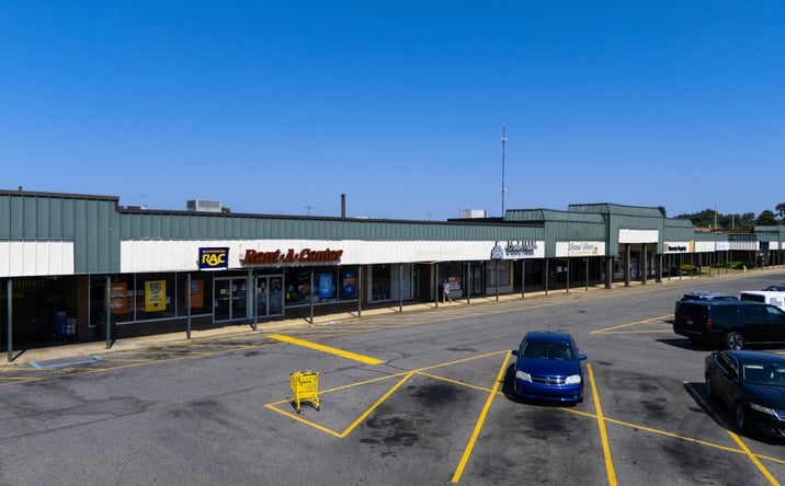 Pictures of Retail property located at 1421 S 1st St, Union City, TN 38261 for lease - image #1