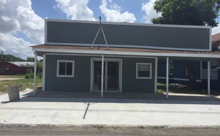 Pictures of Restaurant property located at 405 S Main St, Taylor, TX 76574 for lease - image #1