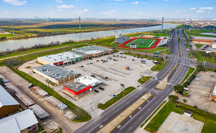 Pictures of Retail property located at 301-327 S Brazosport Blvd, Freeport, TX 77541 for lease - image #1