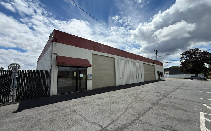 Pictures of Retail property located at 320 Lancaster Dr NE, Salem, OR 97301 for lease - image #1