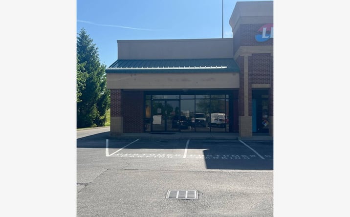 Pictures of Retail, Office, Restaurant property located at 1370 Veterans Pkwy, Clarksville, IN 47129 for lease - image #1