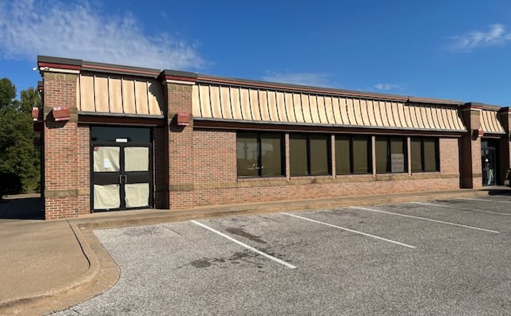 Pictures of Retail, Restaurant property located at 401 S Boehne Camp Rd, Evansville, IN 47712 for lease - image #1