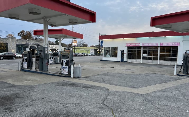 Pictures of Retail property located at 3795 Lexington Rd, Louisville, KY 40207 for lease - image #1
