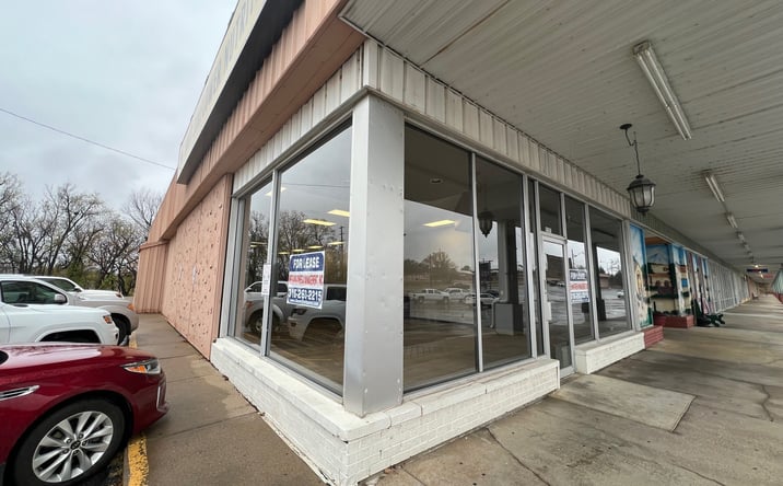 Pictures of Retail property located at 2121-2149 N Summit St, Arkansas City, AR 67005 for lease - image #1