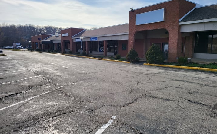 Pictures of Retail, Restaurant property located at Nationalway Shopping Ctr, Manchester, MO 63011 for lease - image #1