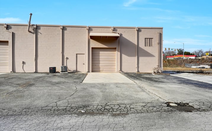 Pictures of Retail, Industrial property located at 297 Oak Ridge Tpke, Oak Ridge, TN 37830 for lease - image #1
