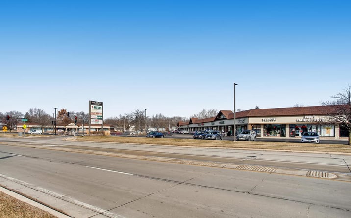 Pictures of Retail property located at 1010 E Schaumburg Rd, Streamwood, IL 60107 for lease - image #1