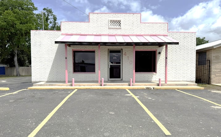 Pictures of Retail, Office, Restaurant property located at 410 E Gonzales St, Seguin, TX 78155 for lease - image #1