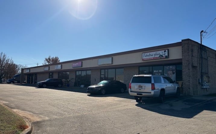 Pictures of Retail property located at 411 Twain Curve, Montgomery, AL 36117 for lease - image #1