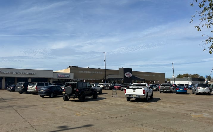 Pictures of Retail property located at 207 N Davis Ave, Cleveland, MS 38732 for lease - image #1