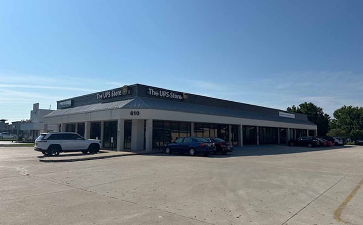Pictures of Retail property located at 610 E Battlefield Rd, Springfield, MO 65807 for lease - image #1