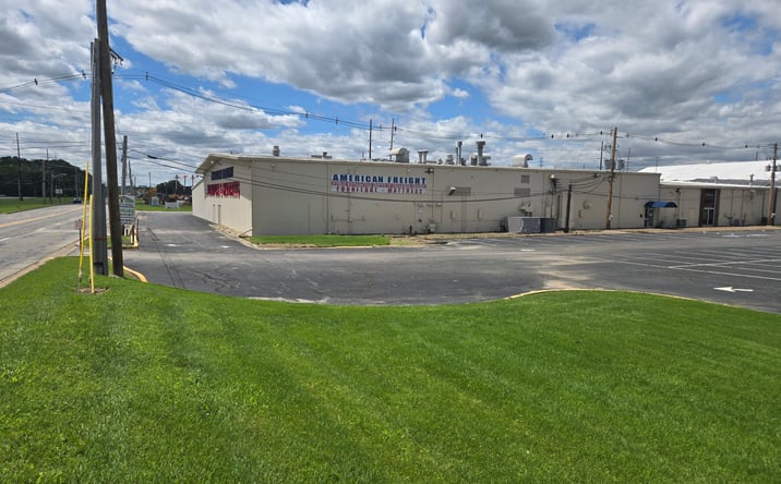 Pictures of Retail, Industrial property located at 2800 Lynch Rd, Evansville, IN 47711 for lease - image #1