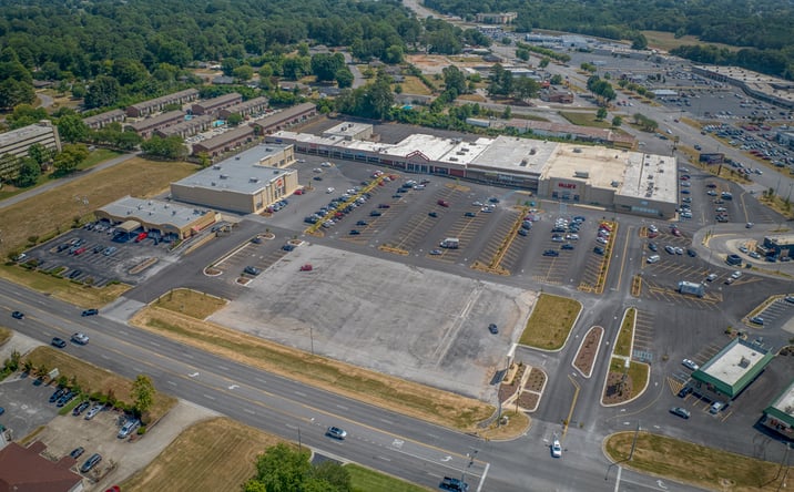Pictures of Retail property located at 1700 Darby Dr, Florence, AL 35630 for lease - image #1