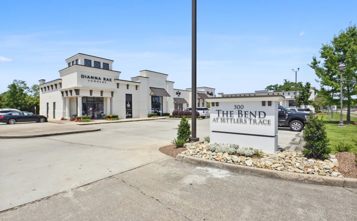 Pictures of Retail property located at 500 Settlers Trace Blvd, Lafayette, LA 70508 for lease - image #1