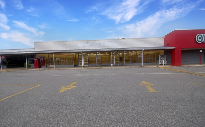 Pictures of Retail property located at 118 Pine Plz, Silsbee, TX 77656 for lease - image #1