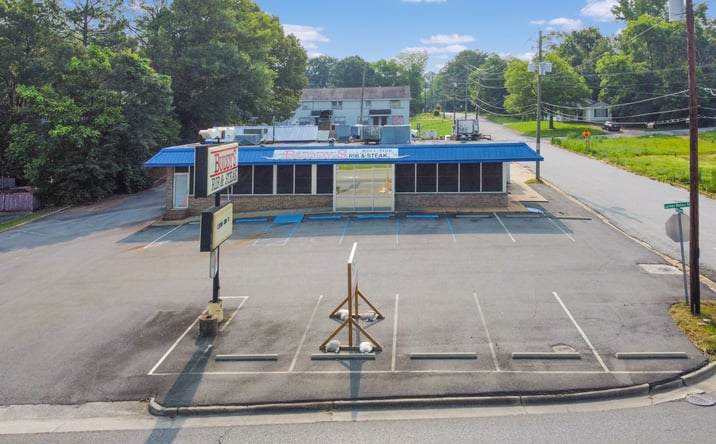 Pictures of Restaurant property located at 2701 Lurleen B Wallace Blvd, Northport, AL 35476 for lease - image #1