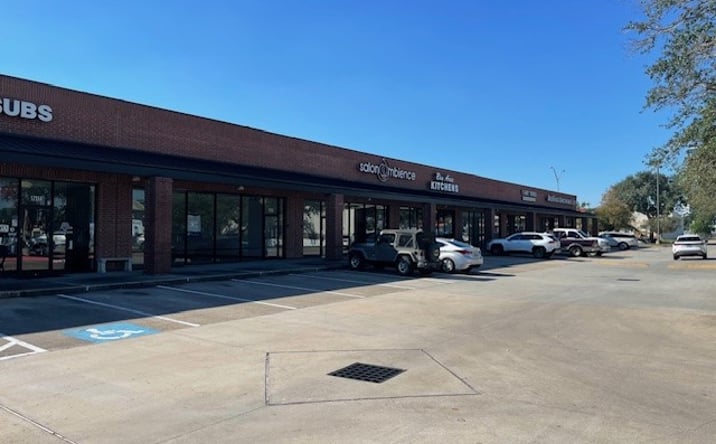 Pictures of Retail property located at 17302-17330 Highway 3, Webster, TX 77598 for lease - image #1
