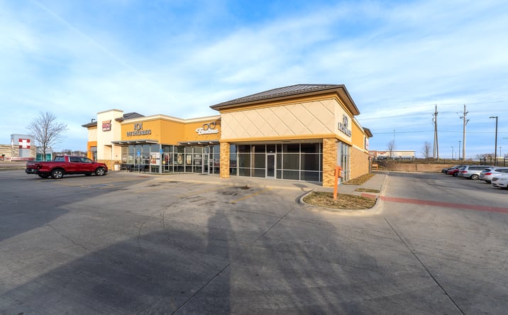 Pictures of Retail property located at 9910 S 71st Plaza, Papillion, NE 68133 for lease - image #1