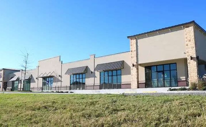 Pictures of Retail property located at 2744 Manhattan Blvd, Harvey, LA 70058 for lease - image #1