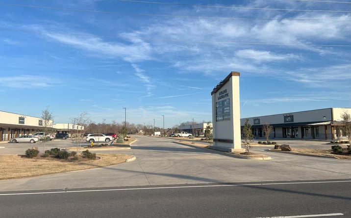 Pictures of Retail, Office, Special Purpose property located at 5440 Airline Dr, Bossier City, LA 71111 for lease - image #1